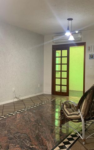 Casa à venda com 350m², 5 quartos e 8 vagasSala