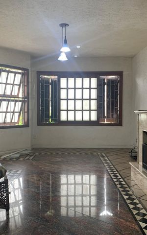 Casa à venda com 350m², 5 quartos e 8 vagasSala