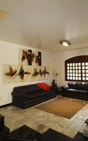 Casa à venda com 321m², 5 quartos e 2 vagasSala