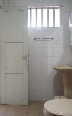 Casa à venda com 130m², 4 quartos e 2 vagasBanheiro 1