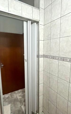 Casa à venda com 200m², 3 quartos e 3 vagas Casa à venda com 200m², 3 quartos e 3 vagasBanheiro 2