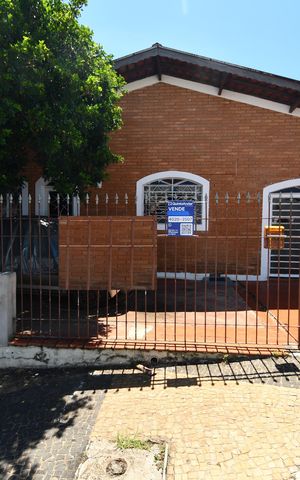 Casa à venda com 229m², 3 quartos e 2 vagasFachada