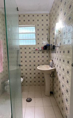 Casa à venda com 140m², 2 quartos e 2 vagas Casa à venda com 140m², 2 quartos e 2 vagasBanheiro 1