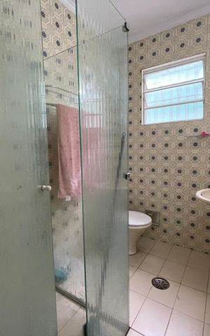 Casa à venda com 140m², 2 quartos e 2 vagas Casa à venda com 140m², 2 quartos e 2 vagasBanheiro 1