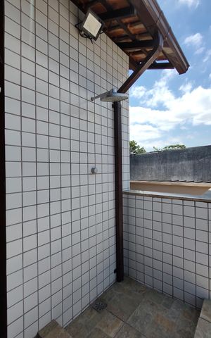 Casa de condomínio à venda com 235m², 4 quartos e 4 vagasChuveiro externo 