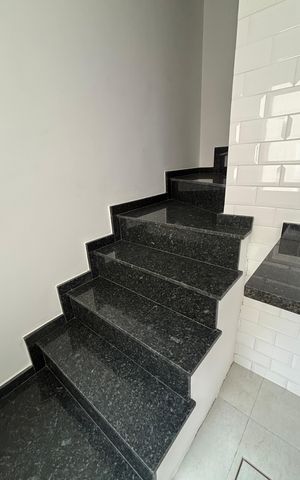 Apartamento à venda com 80m², 2 quartos e 1 vaga Apartamento à venda com 80m², 2 quartos e 1 vagaEscada