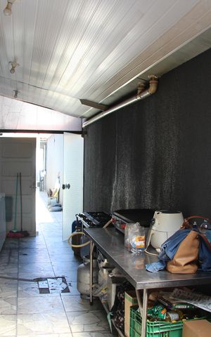 Casa à venda com 260m², 2 quartos e 3 vagascorredor acesso ao ssalão comercial 