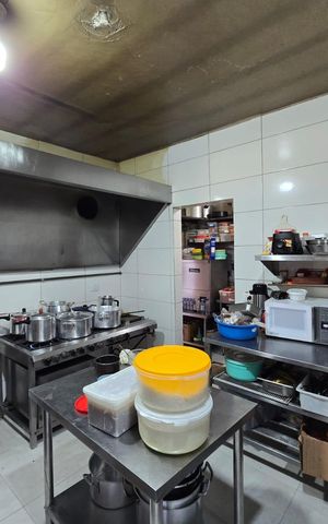 Casa à venda com 260m², 2 quartos e 3 vagas Casa à venda com 260m², 2 quartos e 3 vagasCozinha