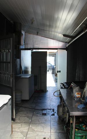 Casa à venda com 260m², 2 quartos e 3 vagascorredor acesso ao ssalão comercial 