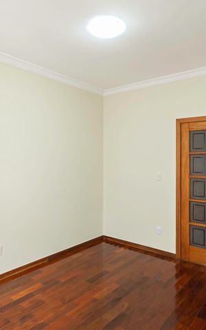 Casa à venda com 420m², 4 quartos e 6 vagas Casa à venda com 420m², 4 quartos e 6 vagasSuíte