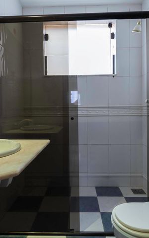 Casa à venda com 420m², 4 quartos e 6 vagas Casa à venda com 420m², 4 quartos e 6 vagasBanheiro social