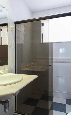 Casa à venda com 420m², 4 quartos e 6 vagas Casa à venda com 420m², 4 quartos e 6 vagasBanheiro social