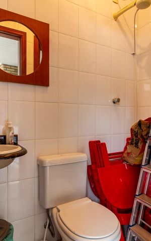 Casa à venda com 170m², 3 quartos e 2 vagas Casa à venda com 170m², 3 quartos e 2 vagasBanheiro de serviço