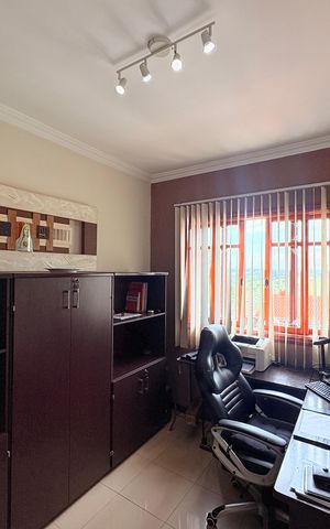 Casa de condomínio à venda com 500m², 5 quartos e 5 vagasEscritório