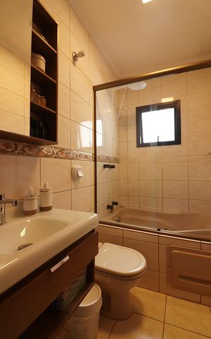 Casa à venda com 222m², 3 quartos e 3 vagasQuarto 1 - Suíte Banheiro 