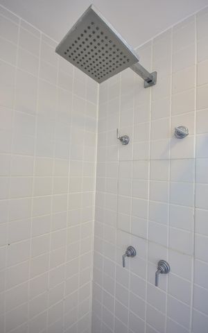 Apartamento à venda com 141m², 3 quartos e 2 vagasChuveiro do Banheiro da Suíte 2