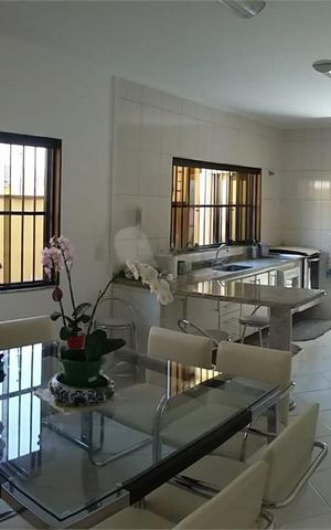 Casa à venda com 235m², 3 quartos e 4 vagas