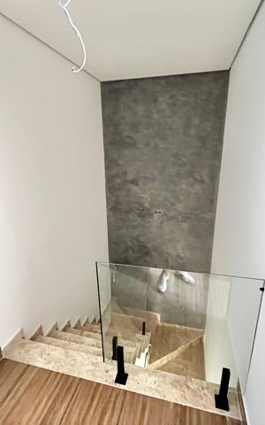 Casa à venda com 140m², 4 quartos e 2 vagas Casa à venda com 140m², 4 quartos e 2 vagasEscada