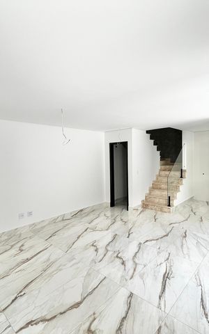 Casa à venda com 140m², 4 quartos e 2 vagas Casa à venda com 140m², 4 quartos e 2 vagasSala