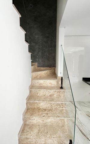 Casa à venda com 140m², 4 quartos e 2 vagas Casa à venda com 140m², 4 quartos e 2 vagasEscada