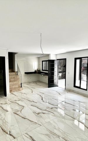Casa à venda com 140m², 4 quartos e 2 vagas Casa à venda com 140m², 4 quartos e 2 vagasSala