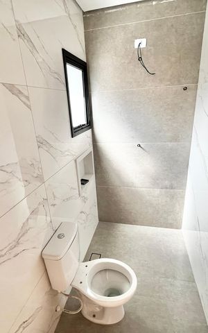 Casa à venda com 140m², 4 quartos e 2 vagas Casa à venda com 140m², 4 quartos e 2 vagasBanheiro da Suíte 2