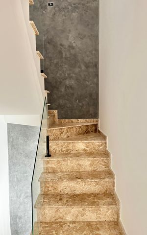 Casa à venda com 140m², 4 quartos e 2 vagas Casa à venda com 140m², 4 quartos e 2 vagasEscada