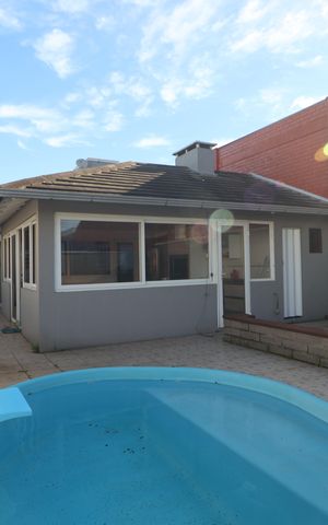 Casa à venda com 180m², 4 quartos e 3 vagasÁrea externa