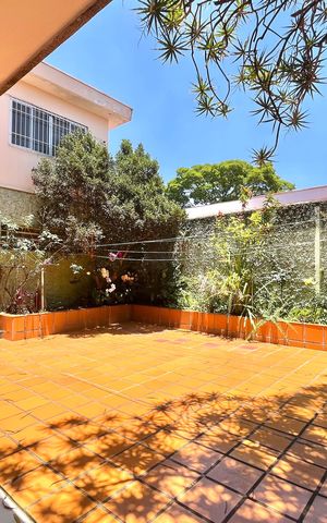 Casa à venda com 600m², 5 quartos e 4 vagas Casa à venda com 600m², 5 quartos e 4 vagasQuintal