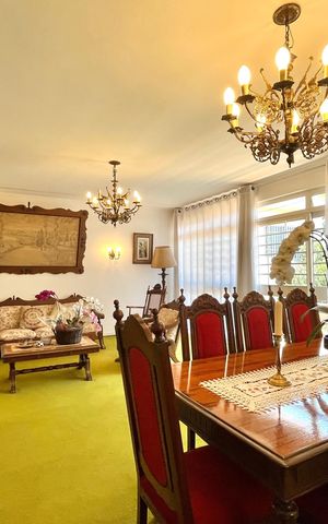 Casa à venda com 600m², 5 quartos e 4 vagas Casa à venda com 600m², 5 quartos e 4 vagasSala