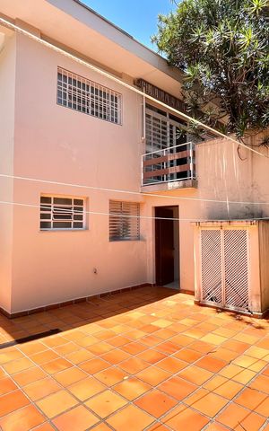 Casa à venda com 600m², 5 quartos e 4 vagas Casa à venda com 600m², 5 quartos e 4 vagasQuintal