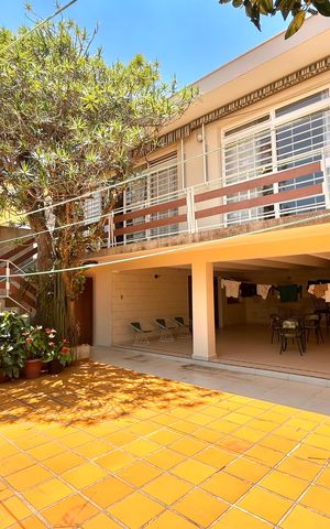 Casa à venda com 600m², 5 quartos e 4 vagas Casa à venda com 600m², 5 quartos e 4 vagasQuintal