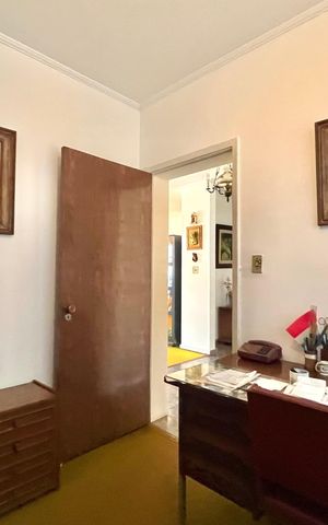 Casa à venda com 600m², 5 quartos e 4 vagas Casa à venda com 600m², 5 quartos e 4 vagasEscritório