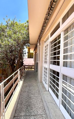 Casa à venda com 600m², 5 quartos e 4 vagas Casa à venda com 600m², 5 quartos e 4 vagasVaranda