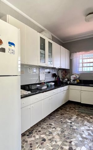 Casa à venda com 600m², 5 quartos e 4 vagas Casa à venda com 600m², 5 quartos e 4 vagasCozinha