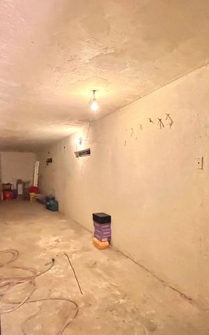 Casa à venda com 600m², 5 quartos e 4 vagas Casa à venda com 600m², 5 quartos e 4 vagasPorão