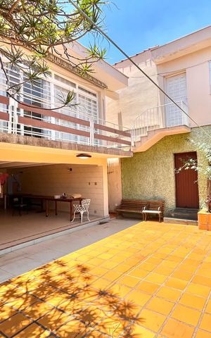 Casa à venda com 600m², 5 quartos e 4 vagas Casa à venda com 600m², 5 quartos e 4 vagasQuintal