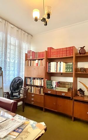 Casa à venda com 600m², 5 quartos e 4 vagas Casa à venda com 600m², 5 quartos e 4 vagasEscritório