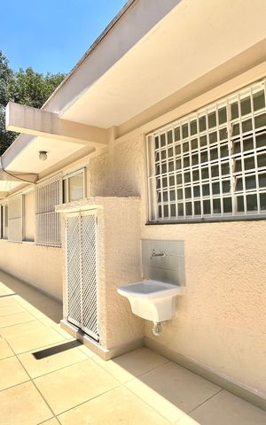Casa à venda com 600m², 5 quartos e 4 vagas Casa à venda com 600m², 5 quartos e 4 vagasÁrea externa