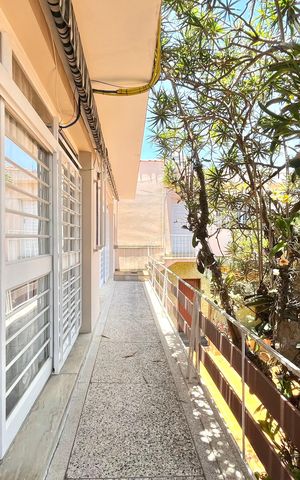 Casa à venda com 600m², 5 quartos e 4 vagas Casa à venda com 600m², 5 quartos e 4 vagasVaranda