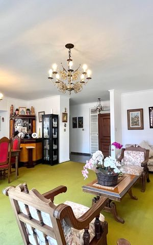 Casa à venda com 600m², 5 quartos e 4 vagas Casa à venda com 600m², 5 quartos e 4 vagasSala