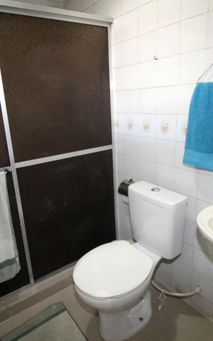 Casa à venda com 300m², 2 quartos e 4 vagasBanheiro de serviço