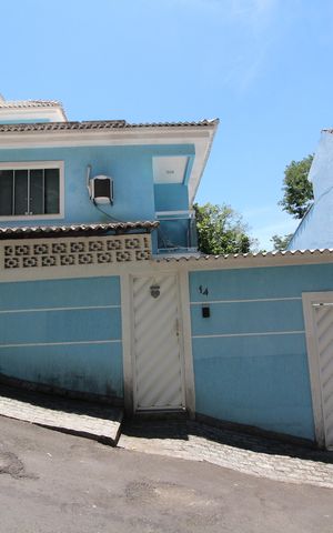 Casa de condomínio à venda com 110m², 3 quartos e 2 vagasFachada
