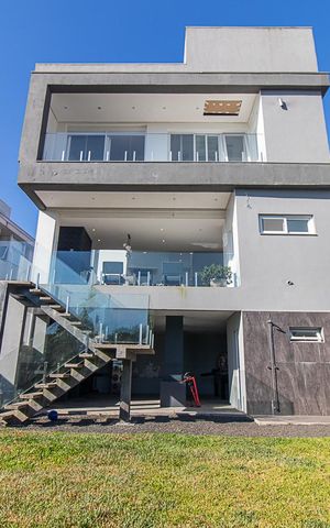Casa de condomínio à venda com 309m², 3 quartos e 4 vagasQuintal