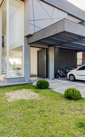 Casa de condomínio à venda com 309m², 3 quartos e 4 vagasFachada