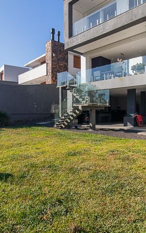 Casa de condomínio à venda com 309m², 3 quartos e 4 vagasQuintal