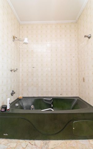 Casa à venda com 308m², 3 quartos e 2 vagasBanheiro 1 da Suíte