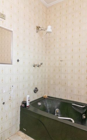 Casa à venda com 308m², 3 quartos e 2 vagasBanheiro 1 da Suíte