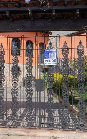 Casa à venda com 308m², 3 quartos e 2 vagasFachada + Plaquinha