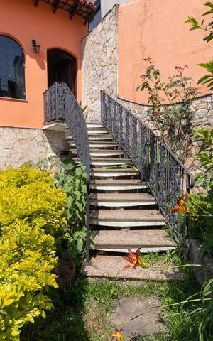 Casa à venda com 308m², 3 quartos e 2 vagasEscada